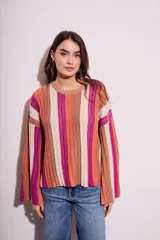 Sweater de punto con rayas verticales en tonos beige, naranja, marrón y fucsia.