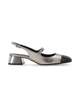 Zapato destalonado tipo slingback con taco bajo cuadrado de acabado metálico. Presenta cuerpo en cuero color plomo y puntera en cuero charol negro, con tira ajustable en el empeine y cierre de hebilla.