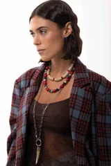 Collar corto de cuentas de piedras naturales, cristales checos y cuentas reconstituidas en tonos rojos, azules y jaspeados. Incluye cadena de acero quirúrgico para ajuste de largo.