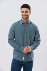 Camisa de manga larga confeccionada en mezcla de lino y algodón, con cuello clásico, cierre frontal de botones y bolsillo ojal en el pecho.
