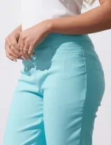 Pantalón recto color verde esmeralda de gabardina elastizada, marca Zac & Rachel. Pretina ancha con faja interna modeladora. Delantera con bolsillos simulados. Trasera con bolsillos ojal.