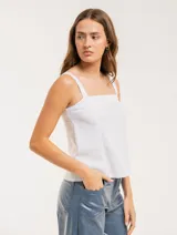 Musculosa blanca de lino con breteles anchos y diseño de franjas combinadas con lurex.