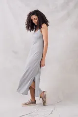 Vestido midi gris melange de lurex con corte al cuerpo y breteles finos.
