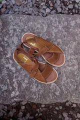 Sandalias de plataforma con suela track, confeccionadas en una combinación de cuero liso y cuero con textura croco. Presentan tiras anchas en el empeine y cierre con hebilla ajustable en el talón.