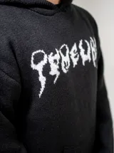 Buzo tejido de punto color negro con capucha, diseño holgado y estampado en la espalda imitando una columna vertebral.