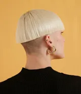 Vestido midi negro de tejido de punto acanalado, con cuello alto y manga larga. Diseño ajustado al cuerpo.