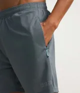 Bermuda deportiva masculina gris con cintura elástica, bolsillos laterales y cordón de ajuste.