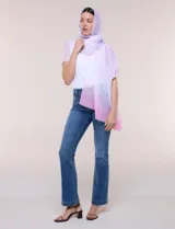 Pashmina tejida marca Barrington con diseño degradé en tonos lila y rosado, y terminaciones desflecadas.