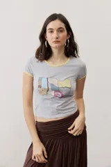 Remera corta gris melange con ribetes amarillos en el cuello y las mangas, y un estampado gráfico abstracto en el pecho.