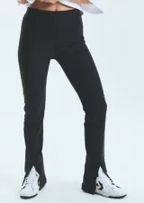 Calza negra de lycra gruesa, tiro alto y corte semi-oxford con abertura en el tobillo.