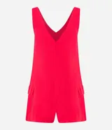 Enterito corto de Blue Steel confeccionado en viscosa, con escote en V tanto en el frente como en la espalda, breteles anchos y bolsillos laterales.