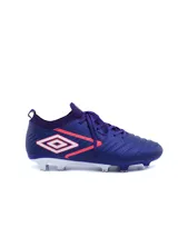Championes de fútbol Umbro modelo Legacy HG, color violeta con detalles en coral y blanco. Presentan un diseño texturizado en la superficie, cordones al tono y suela con tapones para césped.