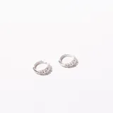 Aros tipo argolla pequeños, plateados con incrustaciones de strass.