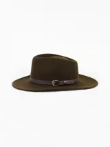 Sombrero de ala ancha confeccionado en lana, color verde oliva, con cinta de cuero marrón y hebilla metálica decorativa.