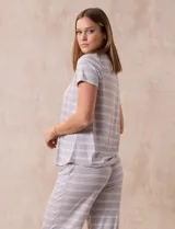 Conjunto de pijama estampado marca René Rofé, compuesto por remera de manga corta con escote redondo y botón, y pantalón capri con cintura elastizada.