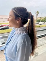 Cuello postizo de pique de algodón en color blanco, con diseño plisado y volado en el borde superior. Accesorio versátil diseñado para complementar sweaters, camisas y abrigos.