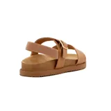 Sandalias bajas color marrón claro con tira ancha sobre los dedos y pulsera con hebilla dorada al tobillo.