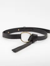 Cinturón de cuero negro con hebilla de aro metálico dorado y cierre con nudo.