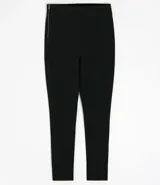 Pantalón negro de punto roma con textura lateral y cierre lateral.