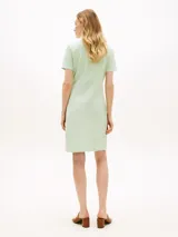 Vestido tipo chomba Tommy Hilfiger de corte slim, color verde menta, con cuello polo, cartera con botones y logo bordado en el pecho.