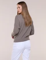 Buzo de punto calado en hilado fino marca Allie Rose, color gris, con escote redondo amplio, mangas largas de hombro caído y puños y ruedo acanalados.