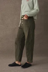 Pantalón de corte barrel en pana color azul marino, con cierre frontal de botones metálicos dorados a la vista y costuras reforzadas en las rodillas.