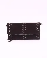 Bandolera de cuero gamuzado color marrón oscuro, con diseño rectangular y solapa frontal decorada con tachas metálicas plateadas. Incluye una cadena metálica plateada larga para usar al hombro o cruzada, y una cadena más corta para llevar como sobre.