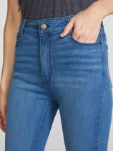 Pantalón de jean azul oscuro, tiro alto, corte super skinny y acabado liso.