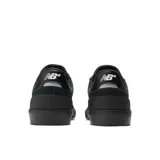 Championes urbanos New Balance modelo NM272, color negro con logo "N" en blanco en los laterales, confeccionados en gamuza y lona.