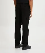 Pantalón cargo de hombre color negro, confeccionado en sarga de algodón, con cintura elástica, bolsillos laterales tipo cargo y bolsillos traseros.
