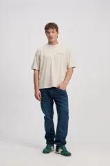 Remera boxy de algodón color negro, con diseño estampado en la espalda que incluye texto y el logo de la marca.
