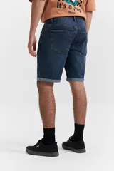 Bermuda de jean de corte regular, color blanco, con dobladillo en el ruedo, cierre frontal con botón y bolsillos laterales y traseros.