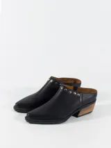 Suecos negros de cuero con detalle de tachas plateadas y taco de madera.