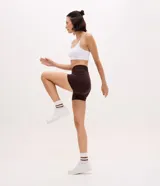 Bermuda deportiva tipo biker de tiro alto, confeccionada en poliamida seamless con textura acanalada en los laterales. Presenta un diseño ajustado al cuerpo, ideal para actividades físicas.