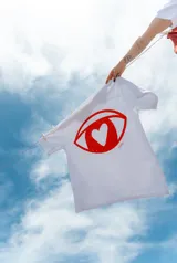 Remera blanca de corte holgado con estampa frontal con la frase "Tu intuición siempre sabe" en color rojo.