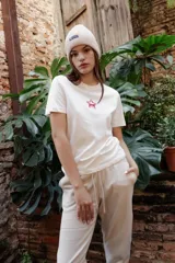 Remera blanca de algodón con estampado pequeño de una estrella roja en el pecho.