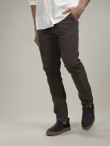 Pantalón de gabardina azul marino, corte slim fit, con bolsillos laterales y traseros.