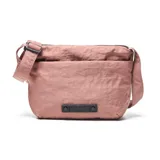 Bandolera grande color rosado confeccionada en textil nylon con acabado exterior con textura crinkle. Cuenta con cierre doble frontal, compartimento interior, herrajes de metal negro mate y correa ajustable y desmontable. Presenta un aplique rectangular negro con el logo de la marca grabado en el frente.