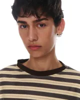 Remera manga larga a rayas horizontales color gris y amarillo, con cuello redondo y logo bordado en el pecho.