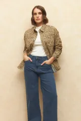 Pantalón de jean negro, ancho, de tiro alto y con dobladillo en las terminaciones.