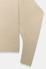 Jersey de punto con cuello perkins y mangas largas con volumen, diseño de corte holgado y puños ajustados.