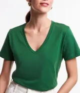 Remera básica celeste de media malla, con escote en V y mangas cortas.