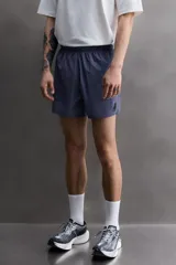 Shorts de running confeccionados en tejido técnico ligero y elástico, con forro interior. Presentan cintura elástica ajustable con cordón interior, aberturas laterales en el bajo, bolsillo lateral multifunción y bolsillo trasero con cierre de cremallera.