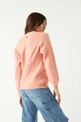 Sweater lila de punto suave con cuello redondo y hombros caídos.