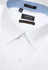 Camisa blanca de vestir, de corte tailored fit, con cuello italiano, manga larga, puño simple y botones a tono. Confeccionada en tela oxford al interior de cuello y puños.