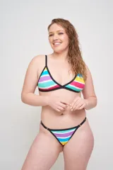 Conjunto de bikini con corpiño triangular con tirantes finos y bombacha clásica, ambos con estampado animal print multicolor y ribetes negros.