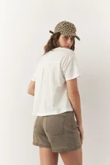 Remera de algodón color lila, de manga corta y cuello redondo.