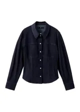 Camisa de denim azul oscuro, con cuello camisero, cierre frontal con botones y mangas largas ajustadas.