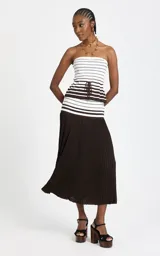 Top strapless ajustado de punto, con diseño de rayas horizontales blancas y marrones, escote palabra de honor y lazo ajustable en la cintura.