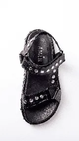Sandalias de cuero marrón con estampado de cocodrilo y plataforma con tachas plateadas.